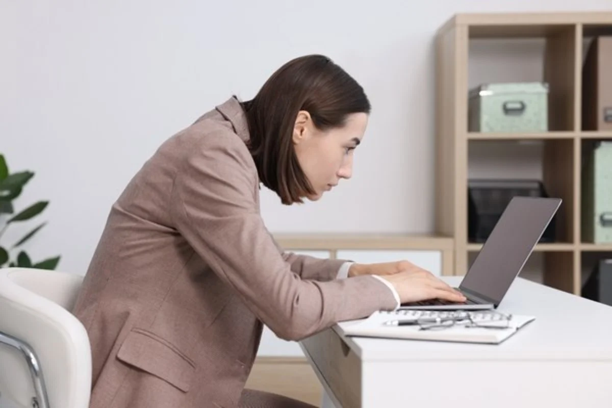 Masa Başı Çalışanlar İçin 5 Dakikada Boyun Ağrısı ve Kamburluğu Gideren Egzersizler