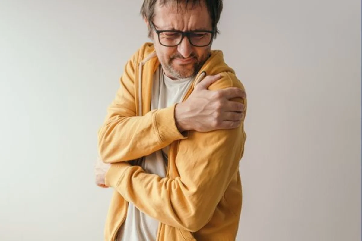 Donuk Omuz Sendromu: Kolunuzu Kaldıramıyorsanız Dikkat!