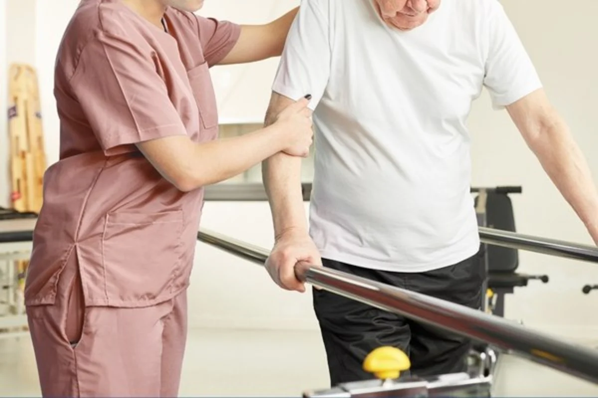 İnme Sonrası Yürüme Eğitimi: Fizyoterapist Eşliğinde İlk Adımlara Dönüş Rehberi