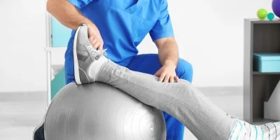 Fizyoterapistler İçin Kariyer Yol Ayrımı: Klinik Açmak mı, Mobil Çalışmak mı? Kapsamlı Maliyet Analizi