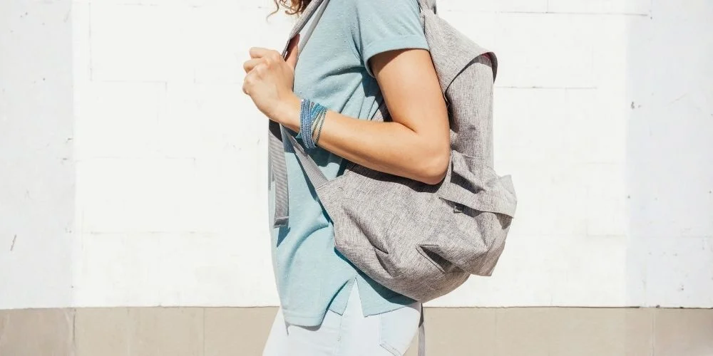 Fizyoterapist Uyarısı: Sırt Çantası Takarken Yapılan ve Ağrıya Davetiye Çıkaran 3 Büyük Hata