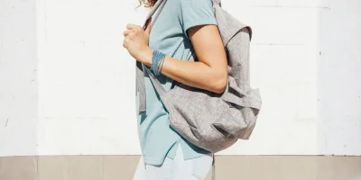 Fizyoterapist Uyarısı: Sırt Çantası Takarken Yapılan ve Ağrıya Davetiye Çıkaran 3 Büyük Hata