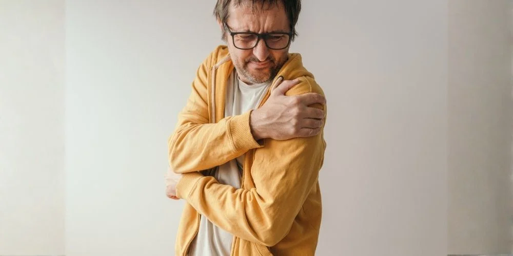 Donuk Omuz Sendromu: Kolunuzu Kaldıramıyorsanız Dikkat!