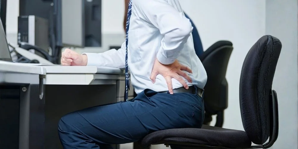 Oturmak İşkenceye Dönüşmesin: Kuyruk Sokumu Ağrısı (Koksigodini) Neden Olur ve Nasıl Geçer?