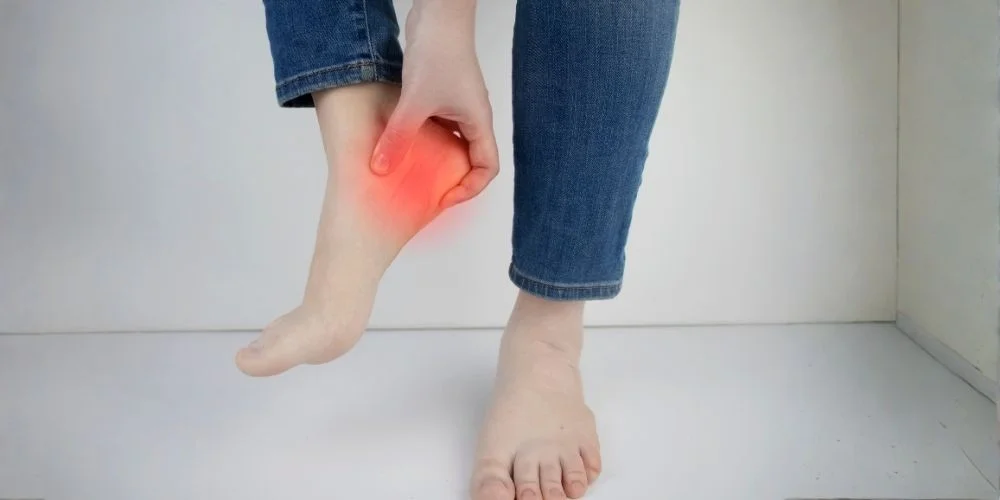 Topuk Dikeni Rehberi: Ayak Tabanı Ağrısı Neden Olur ve Evde Tedavisi Nasıl Yapılır?