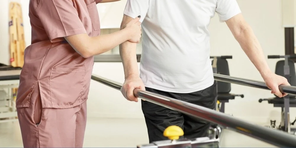 İnme Sonrası Yürüme Eğitimi: Fizyoterapist Eşliğinde İlk Adımlara Dönüş Rehberi